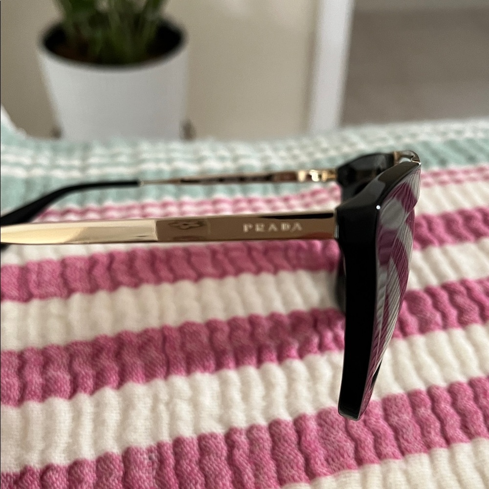 Prada sunglasses - Picture 2 of 5
